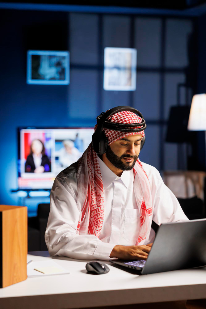محترف تقني سعودي خلال العمل
